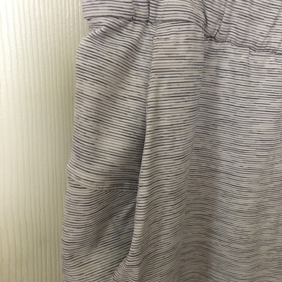 Lululemon On The Fly Crop pants Light Gray 10 NEW - Picture 8 of 8